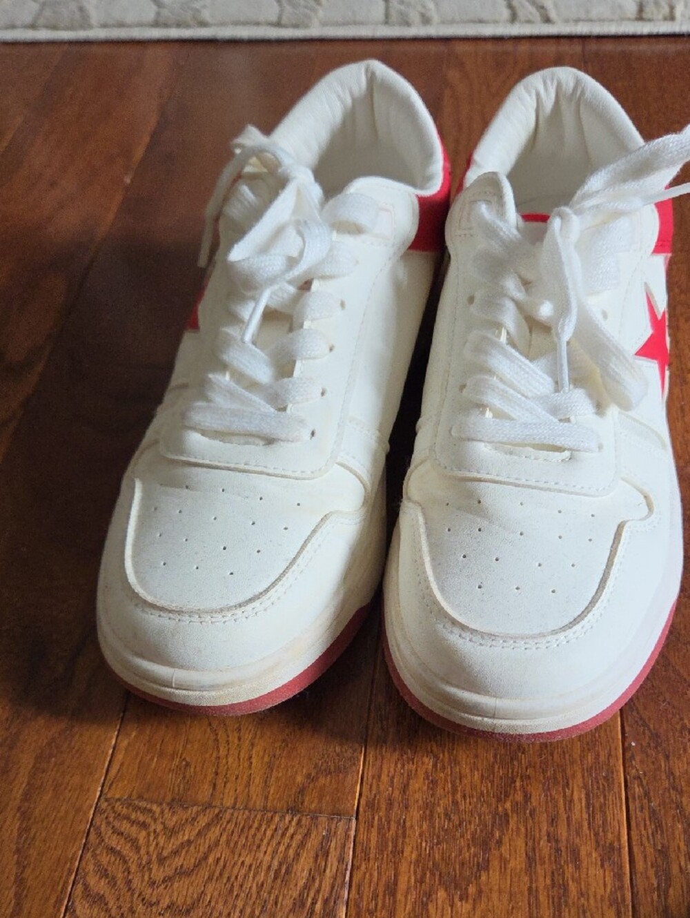 Vintage Havana White Sneakers with Red Star Accents - Picture 8 of 13